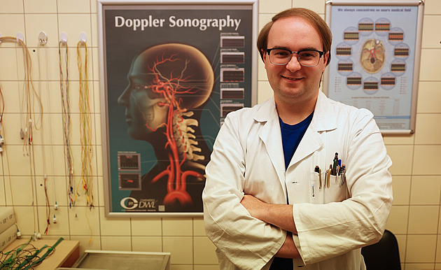 Hrbu na zádech kvůli nadužívání mobilu se už nezbavíte, varuje neurolog