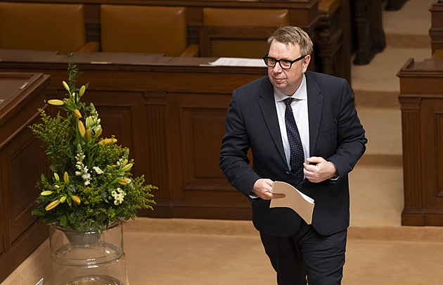 Poslanci kývli na odklad superdávky na červenec, kdy vzroste i životní minimum