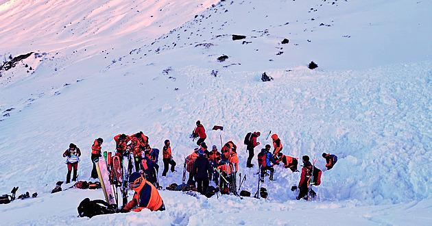 V lavině ve francouzských Alpách zahynuli dva lyžaři. Záchranáři byli bez vrtulníku