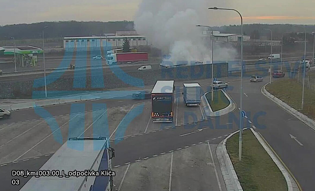 Požár nákladního auta omezil provoz na D8 u Prahy, stojí směr do metropole