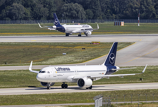 Nedali nám deky ani polštáře. Pasažéři strávili noc na palubě stojícího letadla