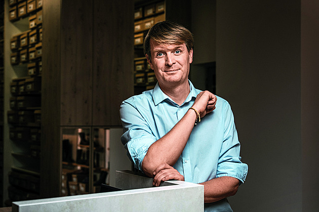 Klasická bota naše nohy deformuje, varuje fyzioterapeut. Otestujte se, jak chodíte