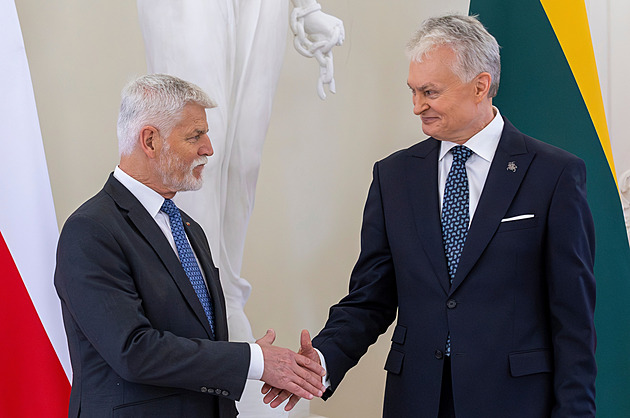 Pavel je na návštěvě Litvy. Jednal o obraně, prohlédne si památník padlých