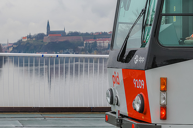 OBRAZEM: Vyšehrad i lampa otočená úplně mimo. Co také uvidíte z nového mostu?