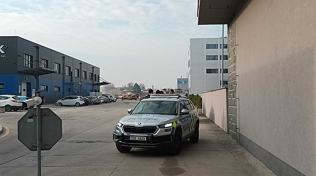 Policie dál prohledává komplex v Pardubicích, zbrojaři posilují ostrahu