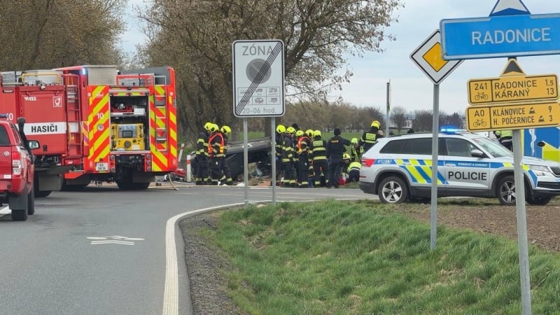 Auto se převrátilo na střechu, k vážné nehodě v Radonicích u Prahy letěl i vrtulník