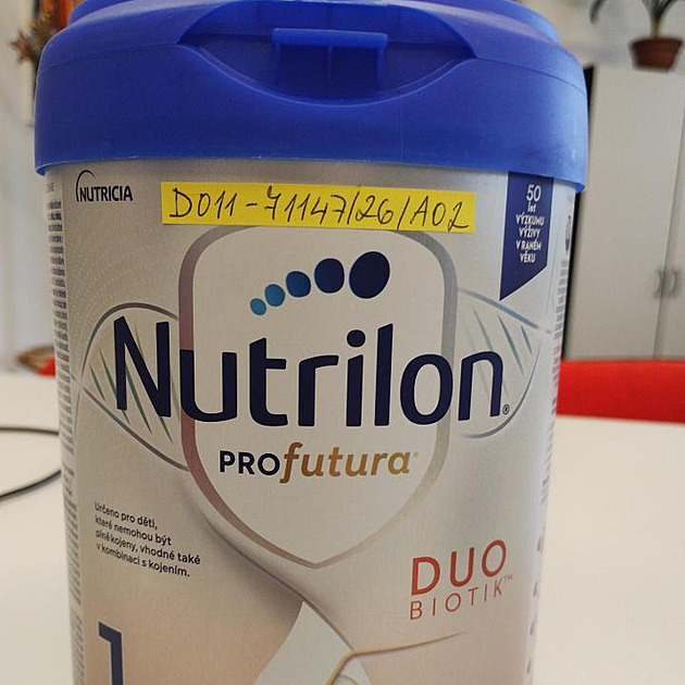 Nebezpečí v kojeneckém mléce. Tento výrobek obsahuje nadměrně moc toxinů