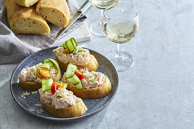 Návštěva za dveřmi? 6 pomazánek hotových do 5 minut bez stresu