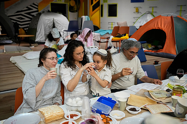 Izraelci slaví pesach v krytech, oslavy v Jeruzalémě a Tel Avivu narušily rakety