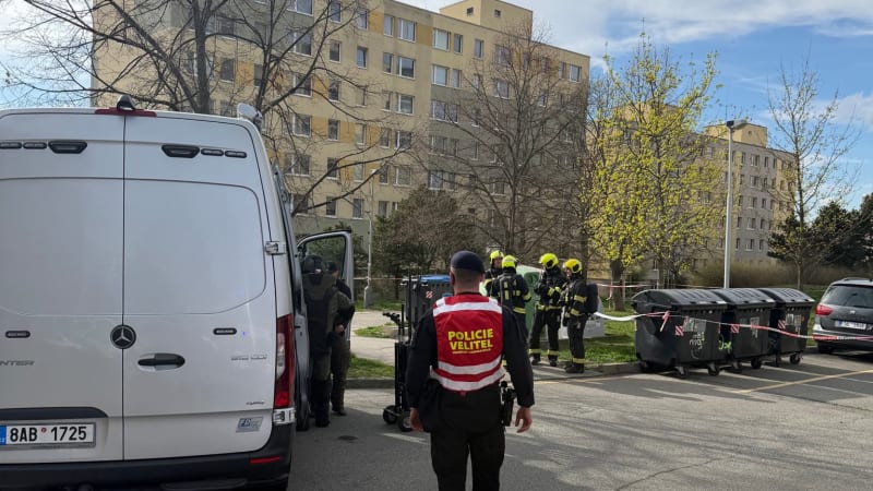 Poplach v Praze: Policisté uzavřeli okolí sídliště, do akce šel pyrotechnik