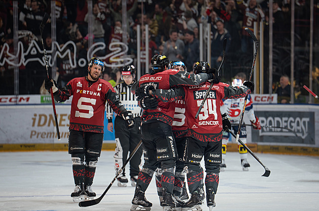 Sparta svalila Dynamo a srovnala sérii. Karlovy Vary slaví první výhru s Třincem