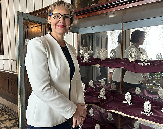 Zubařskými frézkami tvoří do skořápek ornamenty, na zámku kvůli dílům nevětrají