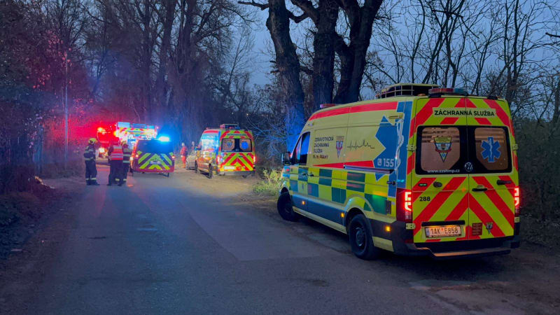 Poplach v Praze: Do Vltavy spadlo několik lidí, na místě zasahují záchranáři 