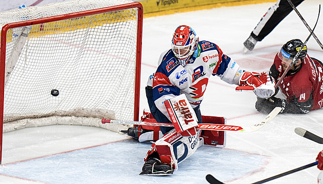 ONLINE: Sparta - Pardubice 3:2. Domácí zpět ve vedení, trefil se Chlapík