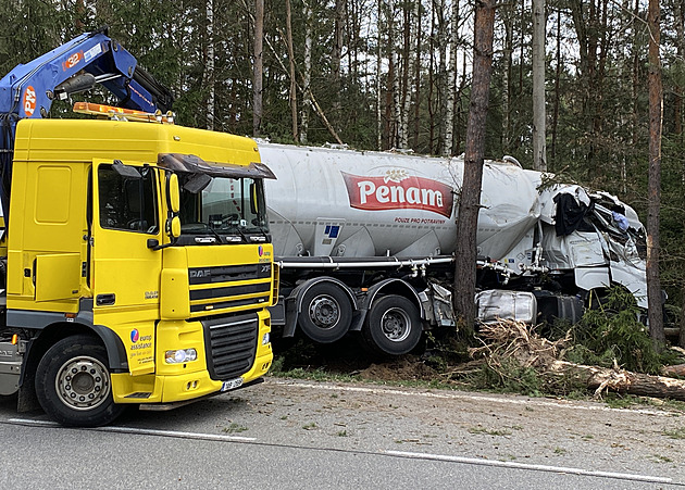 Potravinářský kamion skončil na sjezdu z D1 v lese. Porazil několik stromů