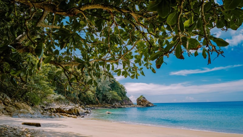 Muže stáhl v Thajsku mořský proud. Jeho smrt sledovala ze břehu turistova bezmocná přítelkyně