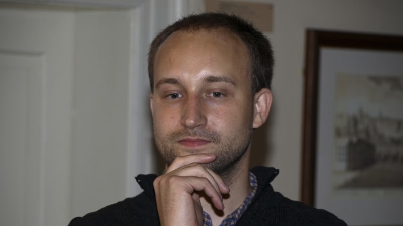 Lidé z ČT celé dny sedí v kavárně, kritizuje režisér. Odbory nesouhlasí a argumentují regiony