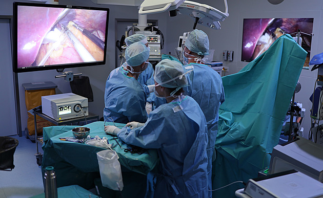 Operuje obézní. Po zákroku lze žaludek přepít, líčí lékař. Co říká na Ozempic?