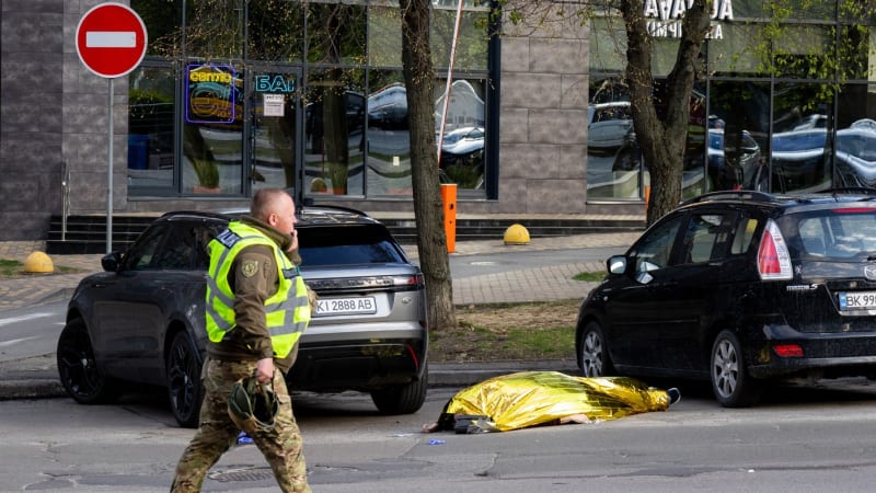 Útočník z Moskvy postřílel v centru Kyjeva několik lidí, pak se uchýlil do supermarketu