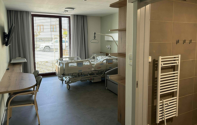 Pavilon paliativní péče nabízí i pietní místnost pro rozloučení. Zurčí u ní vodopád