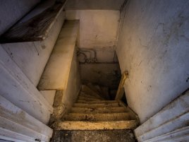 Ve sklepích starých budov se dějí znepokojivé věci. A nemusí být paranormální