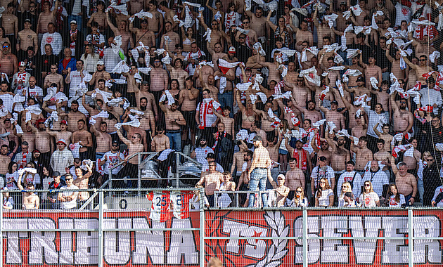 Český fotbal pro fanoušky! křičeli slávisté. Vyvolávali i Douděru, hráči jim nepoklekli
