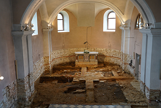 Pod podlahou kostela ve Stěbořicích archeologové objevili vzácný presbytář