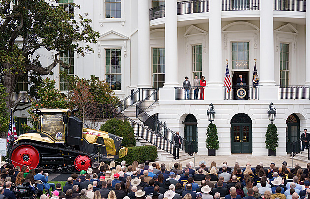 Americké farmáře dusí cla na kombajny a traktory. Trump proto musel ustoupit