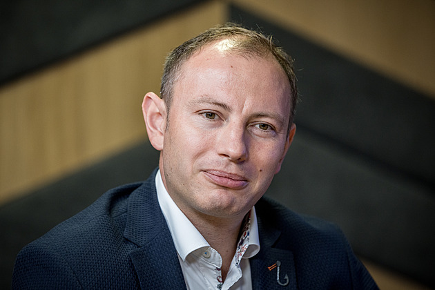 Europoslanec Knotek terčem kritiky. Spojil se s organizací označovanou za proruskou