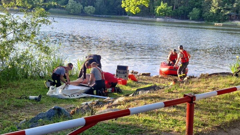 Tragický konec pátrání po muži v Plzni: Při plavání zmizel pod vodou, našli ho mrtvého