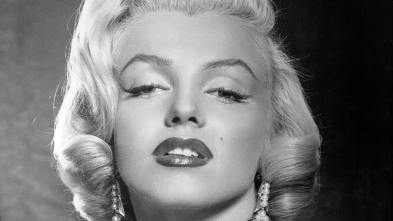 Stoletá Marilyn Monroe zezadu. Karikaturista Mareš uctil ikonu unikátním obrázkem