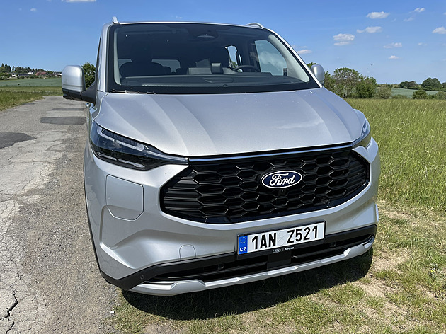 Náhradou za chybějící MPV je dodávka. Obří ford je úsporný i s benziňákem
