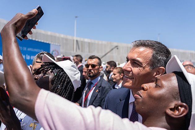 Migranti, vítejte! Sánchez je idol světových levičáků, odpor k Trumpovi a Izraeli boduje