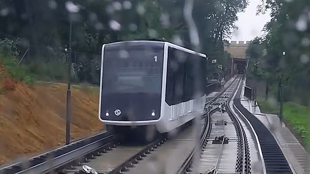 VIDEO: Jízda na Petřín pohledem z kabiny nové lanovky. Nevadí jí ani déšť