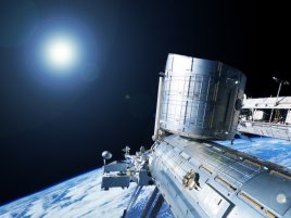 Rusové chtěli zasáhnout do poškozeného modulu. NASA raději ukryla astronauty