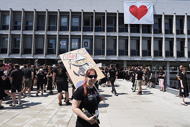 ČT a rozhlas jsou ve stávce. Vysílání začíná se zpožděním, před budovami protestují