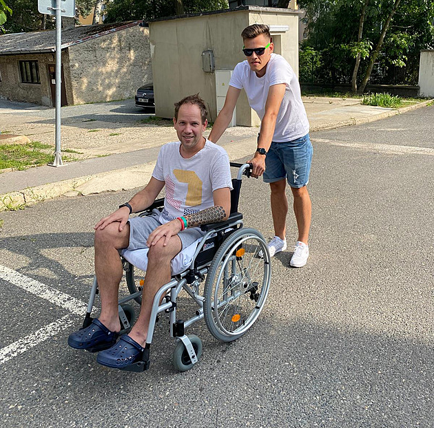 Po vakcíně ochrnul, chce odškodné. Právníci radí odmítnutým požádat znovu
