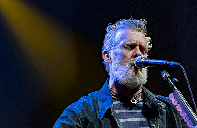 Při dopravní nehodě zemřel podle irských médií zpěvák Glen Hansard