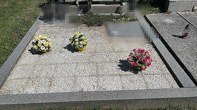 Nehorázná krádež na hřbitově. Zloděj rozebral dvojhrob a odvezl 47 dlaždic
