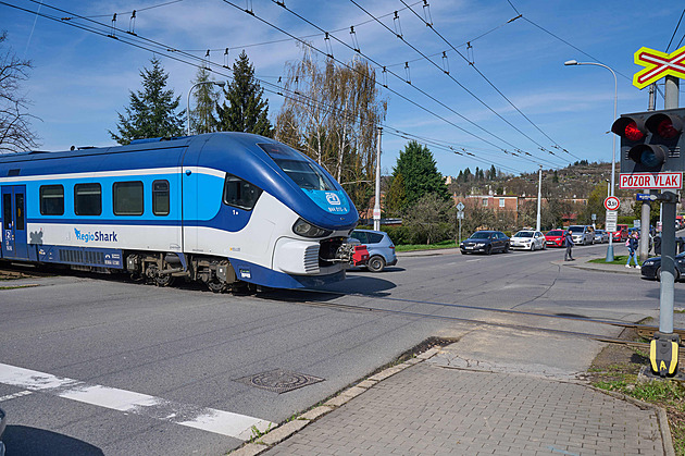 Cyklista ve Zlíně vjel na přejezdu pod projíždějící lokomotivu, na místě zemřel