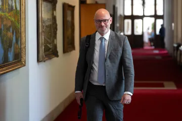 Plaga odmítl Okamurův návrh zrušení devátých tříd