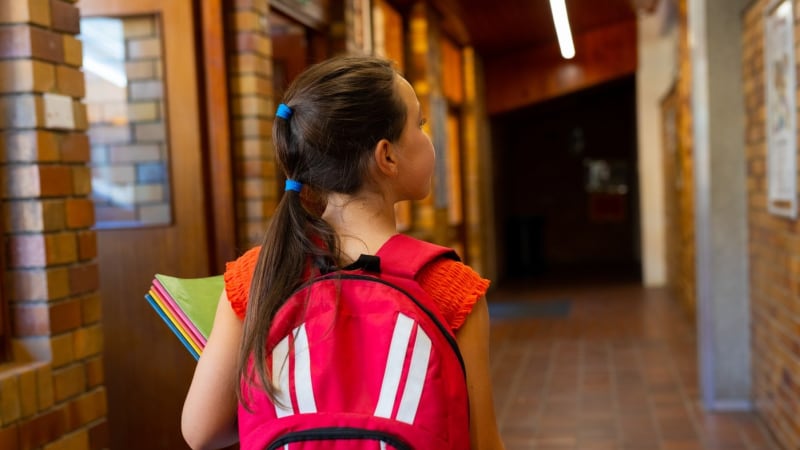 Prvňáky vyjde školní výbava na tisíce korun. Obce nabízejí aktovky a vybavení z druhé ruky