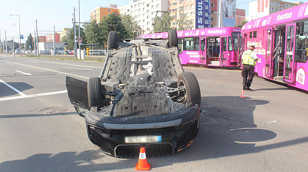 Po srážce s tramvají skončilo auto na střeše. Senior vjel do křižovatky na červenou