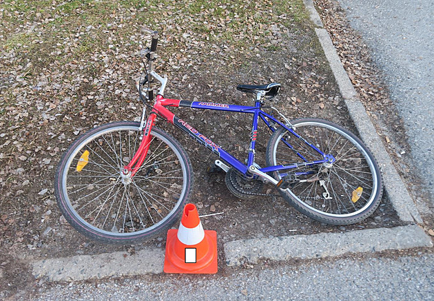 Senior smetl ze silnice cyklisty a ujel. Nic si nepamatuji, mlžil po dopadení
