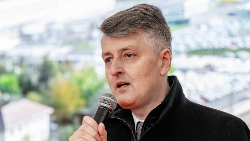 Exšéfa železnic, u kterého se našlo 80 milionů, obvinila policie. Zajímat se má i o další lidi