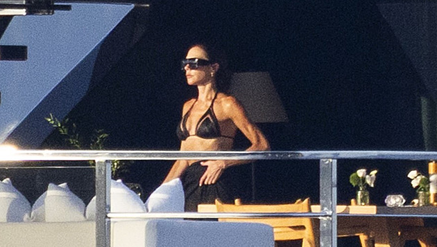 Victoria Beckhamová ukázala svaly v bikinách během rodinné dovolené na jachtě