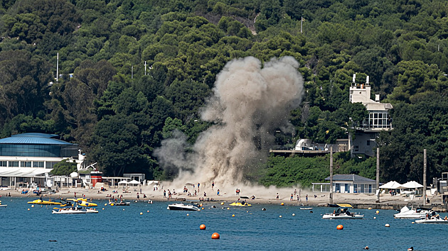 VIDEA TÝDNE: Dron na ruské pláži, Brzobohatá v ledu a davy v pražské MHD