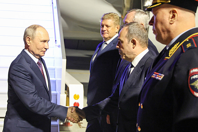 Opravit silnice, položit trávník. Před Putinovou návštěvou se města mění k nepoznání