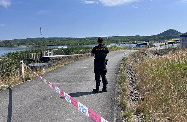 Pod hladinou končíme. Policie mění strategii pátrání po muži na jezeře Most