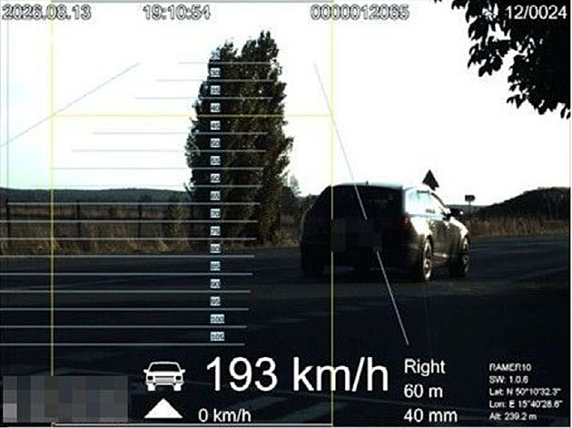Auto se hnalo skoro 200 km/h, řídil čtrnáctiletý hoch. Vůz mu půjčil otec